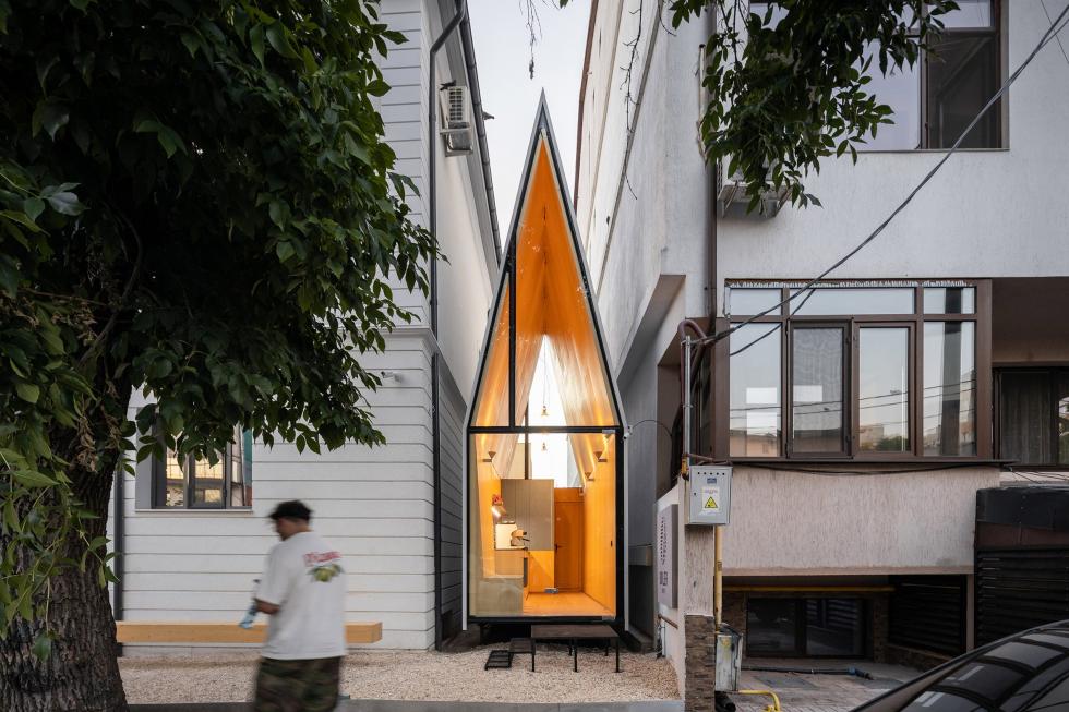 Egy szűk sikátorba épült modern kávézó