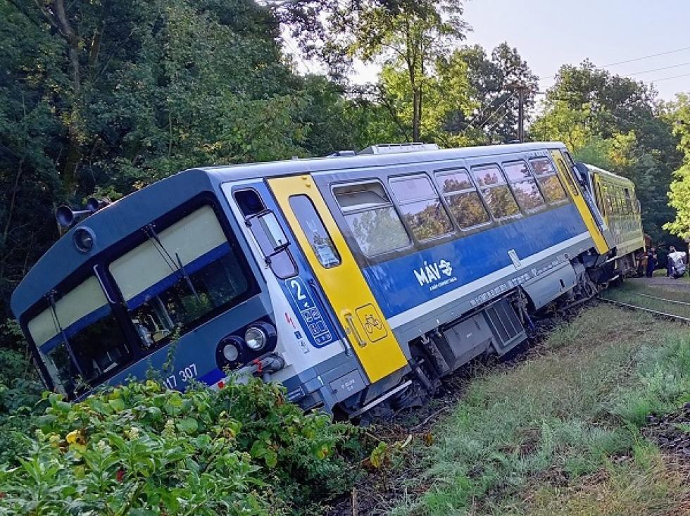 Kisiklott egy vonat több kocsija Magyarkút megállóhelynél, egy utas könnyebben megsérült
