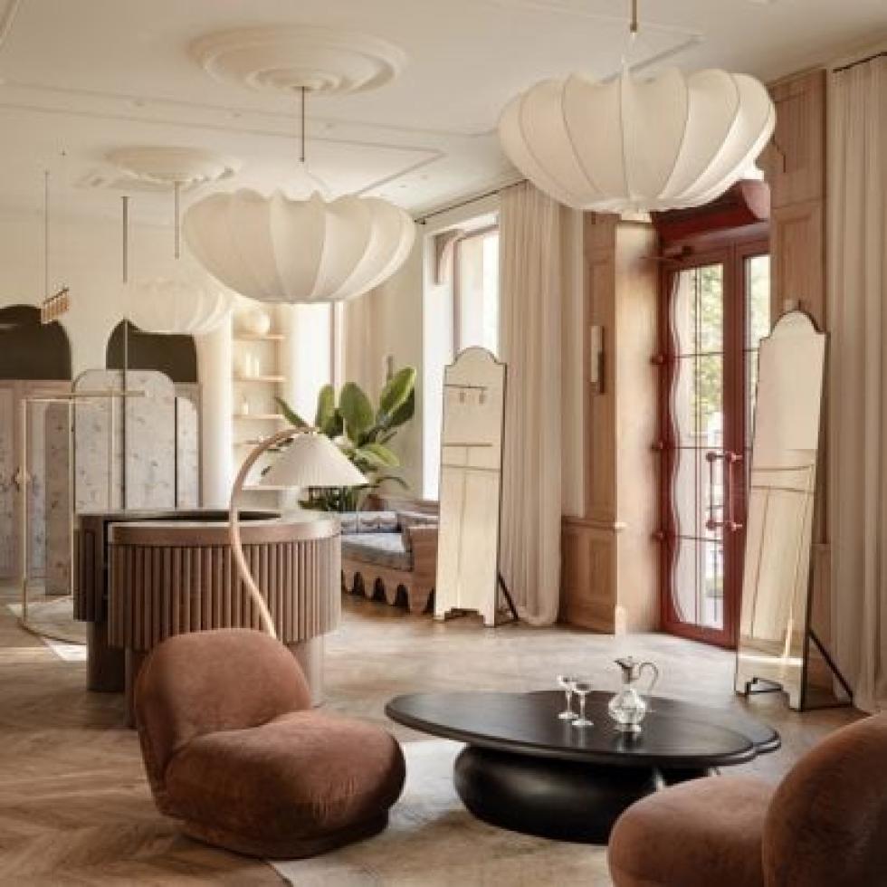 Kézzel festett textil és fa mestermunka a Love by the Moon butikban