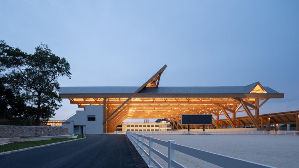 Lenyűgöző új lovasközpont Shenzenben: a Tanghua Architects természetközeli víziója