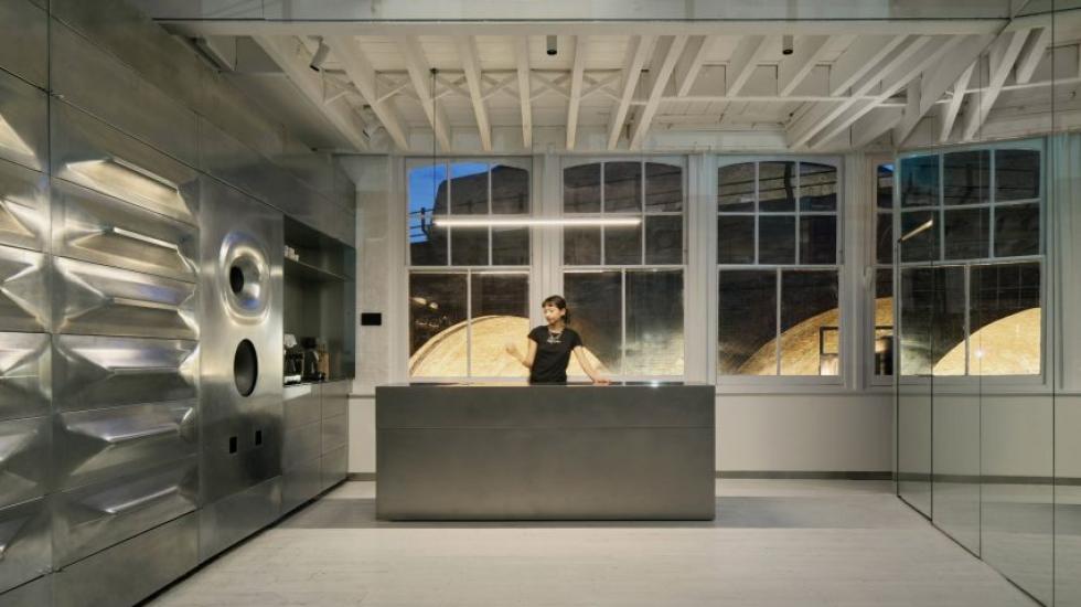 Egy elhagyatott raktárépületből lett kortárs hajszalon