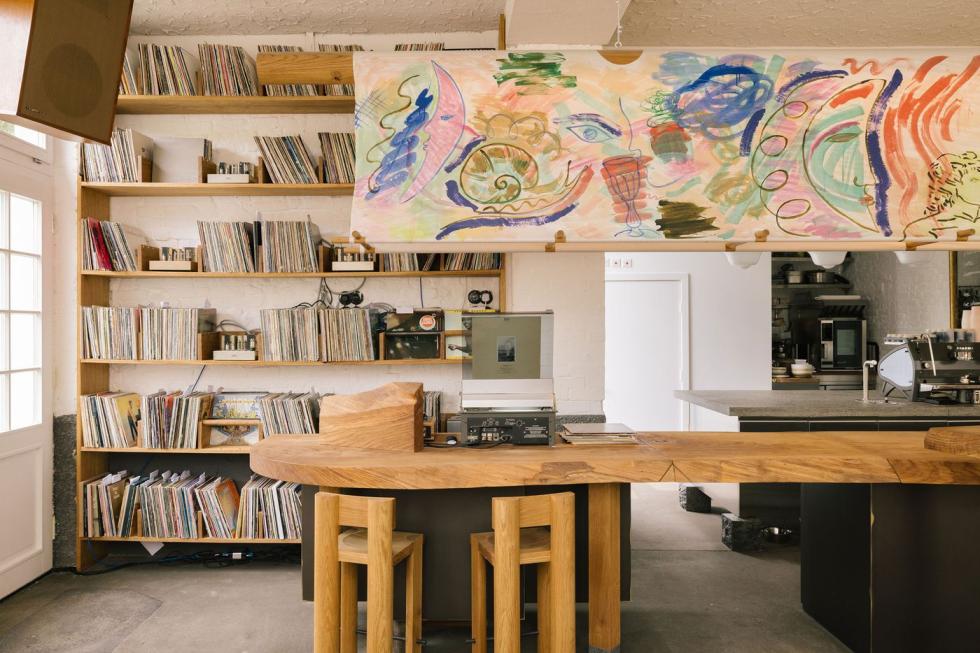 A természet és a dizájn találkozása: egy pub, amelynek minden darabja egyetlen tölgyből készült