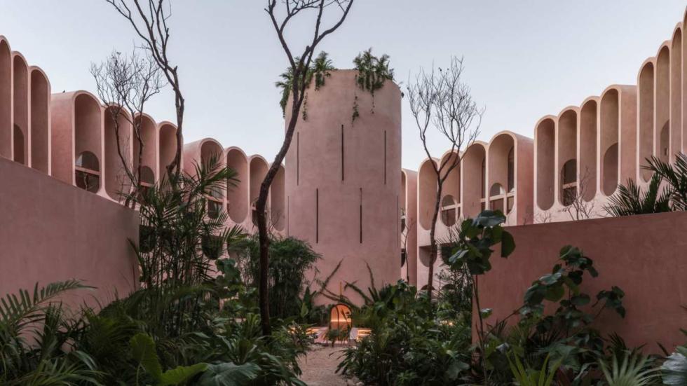 Bábel tornyát idéző lakókomplexum emelkedik Tulum szívében