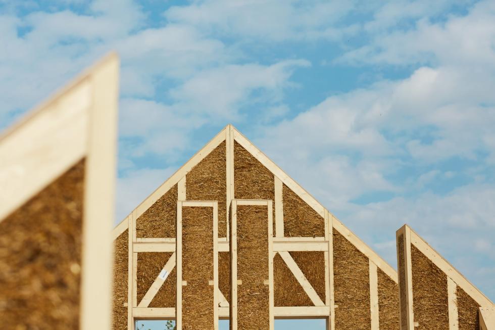 Miért újra fénykorát éli a szalma szigetelés?