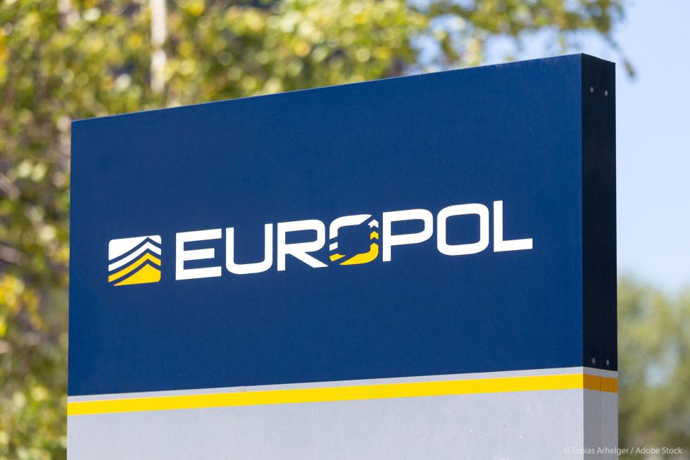 Europol: emberkereskedőket és áldozataikat azonosították az interneten