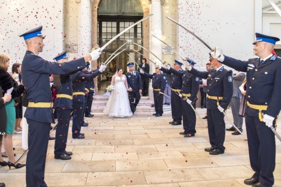 Kesztyűt, majd lányt kért az őrmester