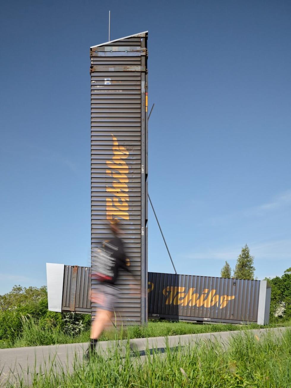 Újrahasznosított konténerekből épült kilátótorony Litomyšlben