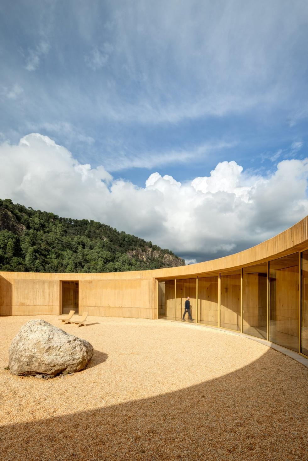 Egy kör alakú ház, amely napóraként működik