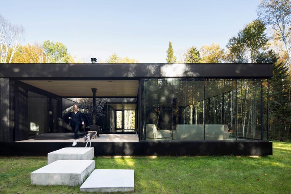 Kortárs vidékies idill: egy almafa köré épült ultramodern családiház