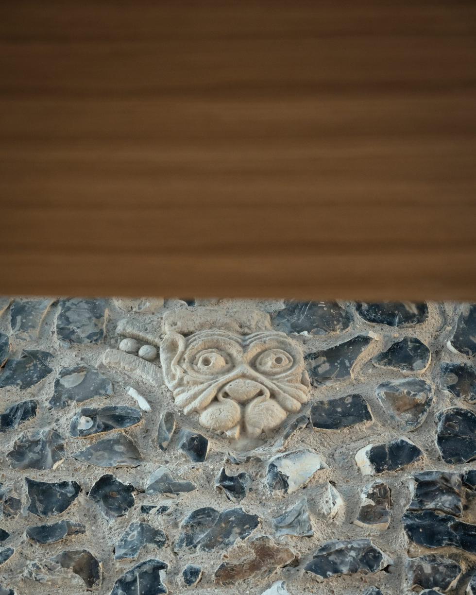 Kovakövekkel burkolták a történelmi közegben épült iskolát