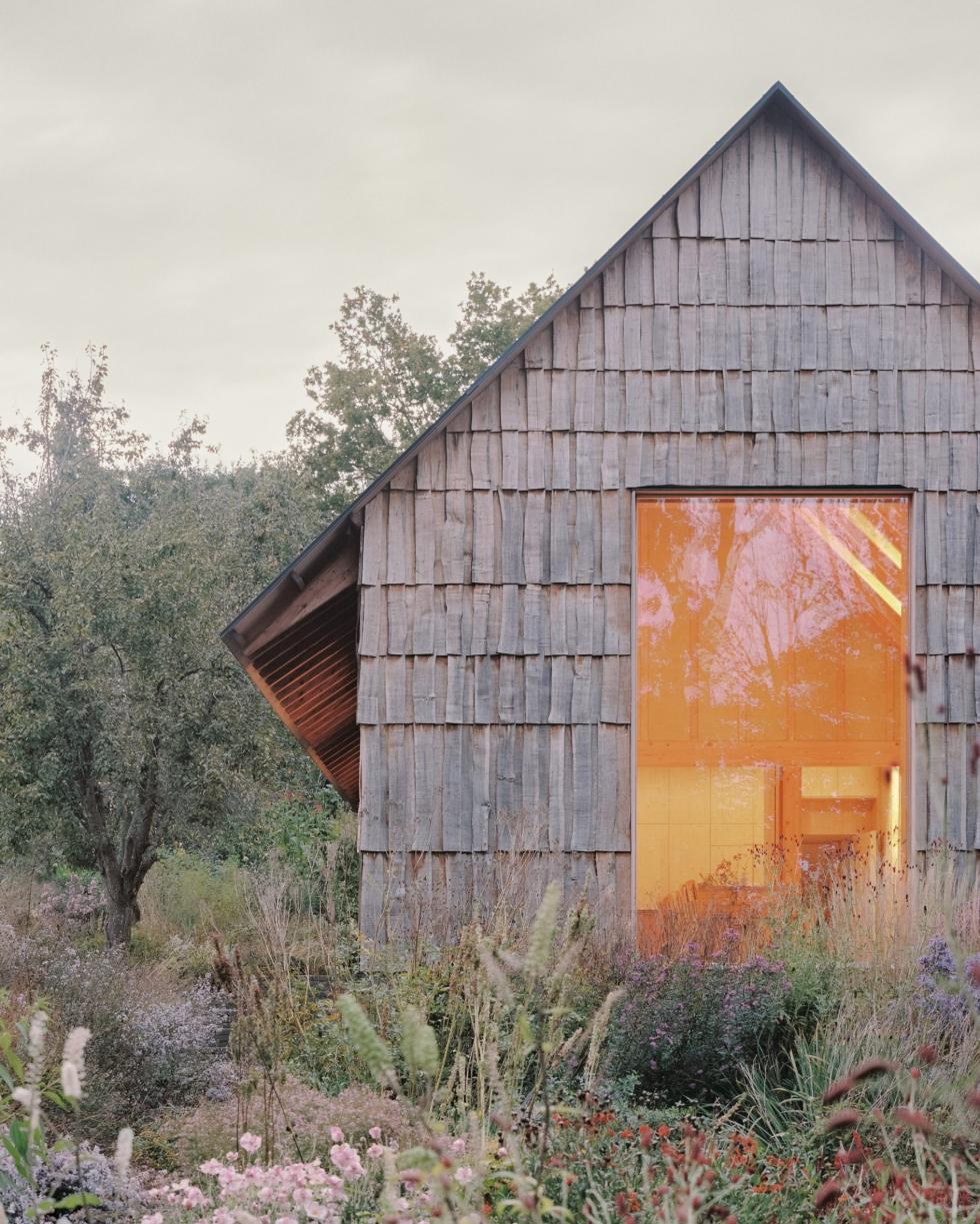 Kívül-belül helyi természetes anyagokból épült az Apple House