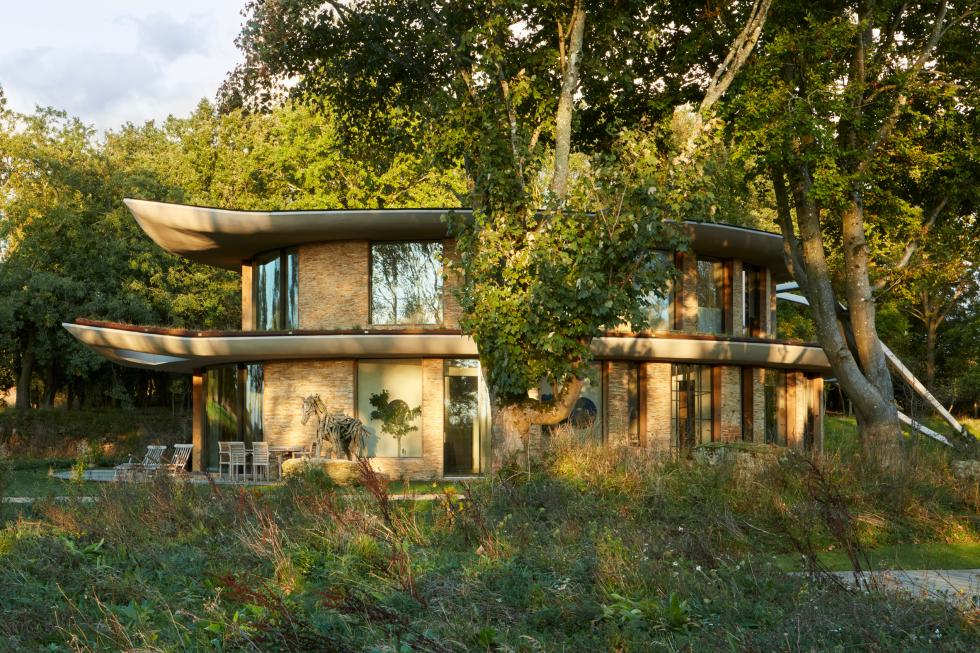 Organikus otthon a természetben: a Leaf House egy levél alakot öltő családi ház