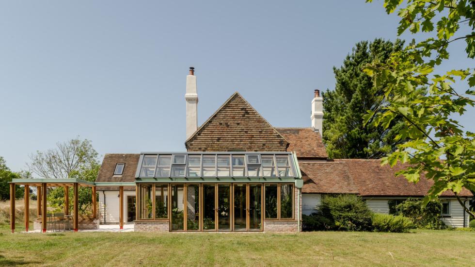 Egy hagyományos parasztház kortárs felújítása, modern színekkel