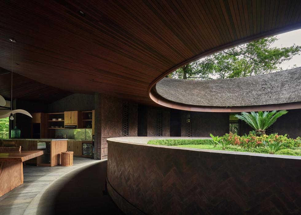 A filmes látványvilág és a természet harmonikus találkozása egy James Bond film ihlette Balinéz villában