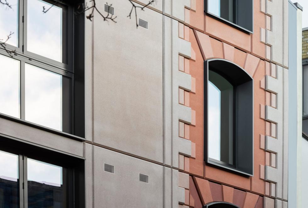 Rózsaszín újrahasznosított betonpanelek fedik a felújított 80-as évekbeli lakóházat