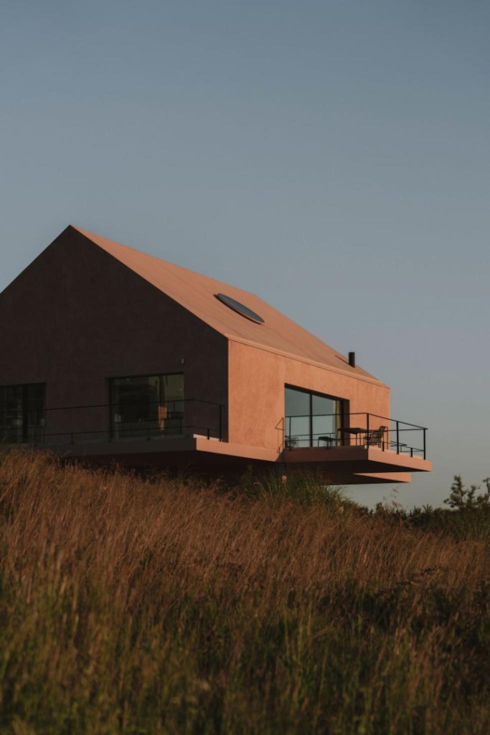 Egy kortárs vidéki ház, mely a helyi hagyományokra épült