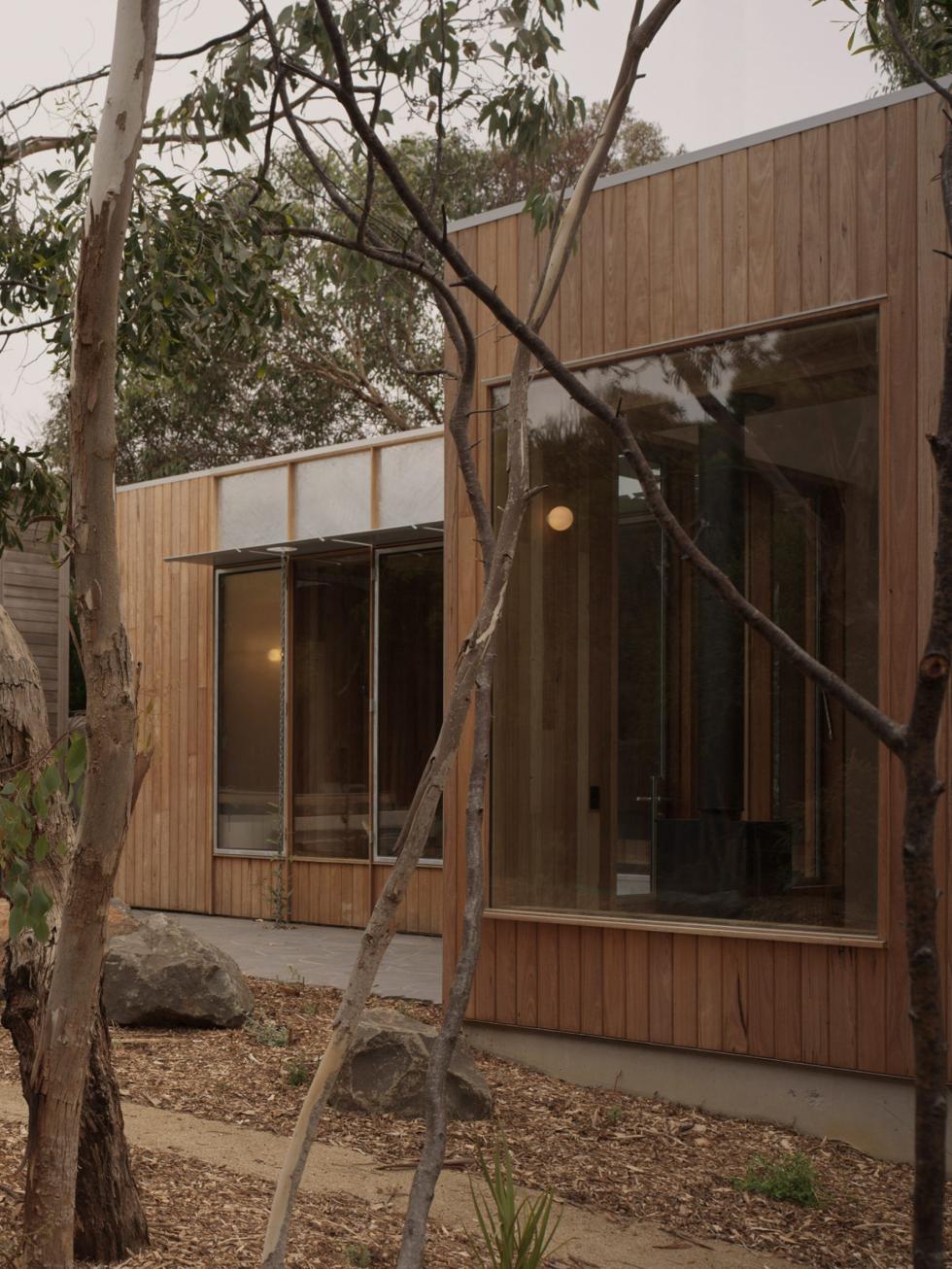 Bozóttűz-álló design a tengerparton: Tristan Burfield ausztrál eukaliptuszfából épített melléképülete