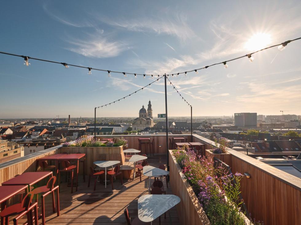 Lionel Jadot egy eklektikus, ipari megjelenésű hotelt alakított egy volt katonai laktanyából