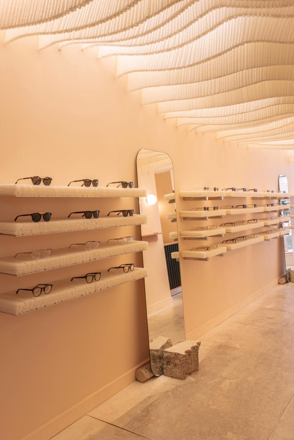 Kukoricakeményítőből készült polcok és gomba micéliumból formált dekoráció fogadja a vásárlókat a londoni üzlet