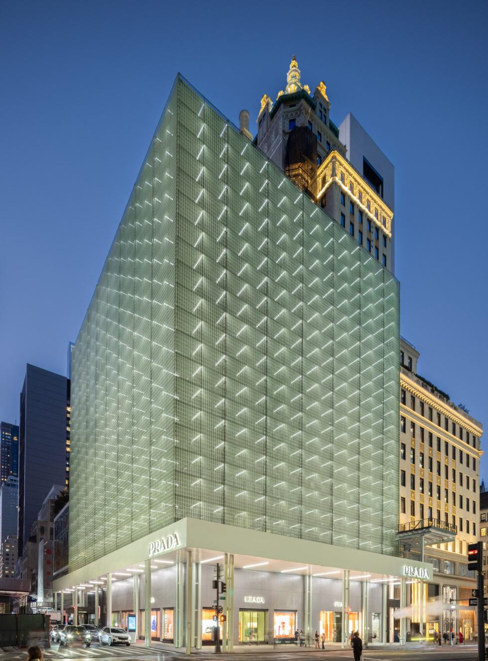 A Prada igazi látványosságot csinált az egyik üzletét körülvevő építési állványzatból