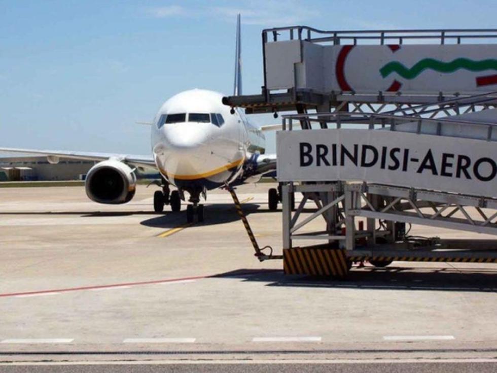 Brindisi repülőterén elfogyott az üzemanyag, más olasz légikikötőkben korlátozást vezettek be