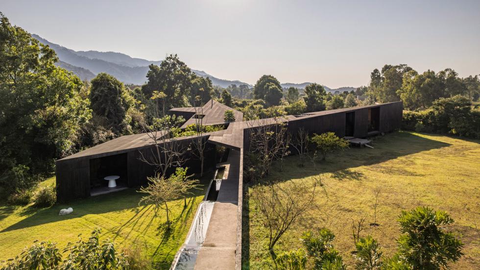 Két egymást metsző fekete betontömeg formálja a Casa Mavrát a mexikói tájban