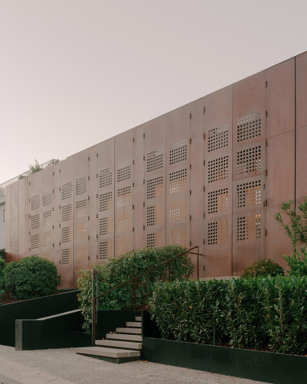 Mozgó homlokzat, új térélmény: az "introvertált" házkoncepció, újragondolva