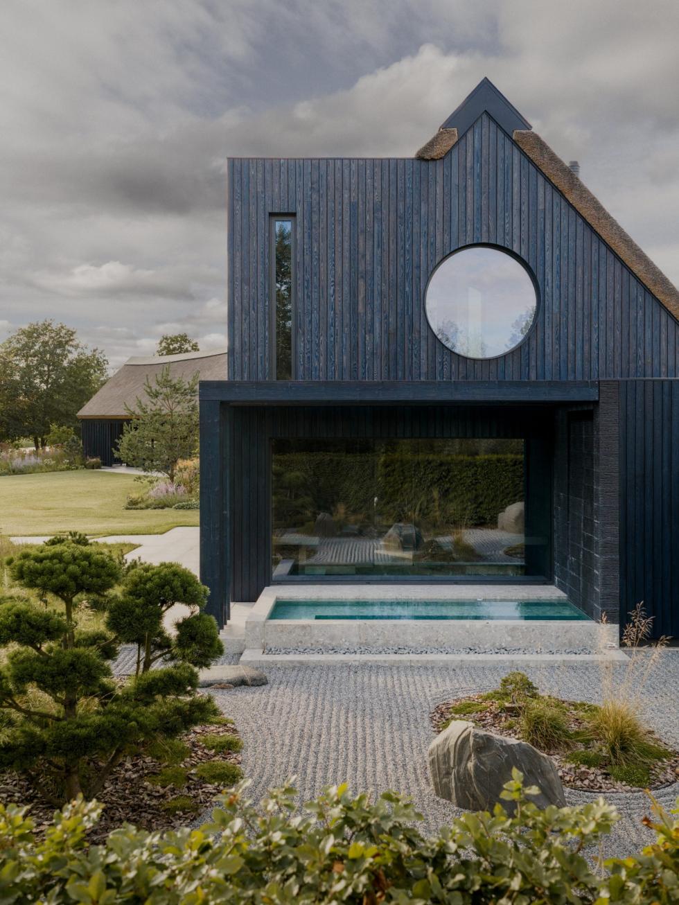 Szitakötő inspirálta építészet: egy nádtetős családi ház Lettországban