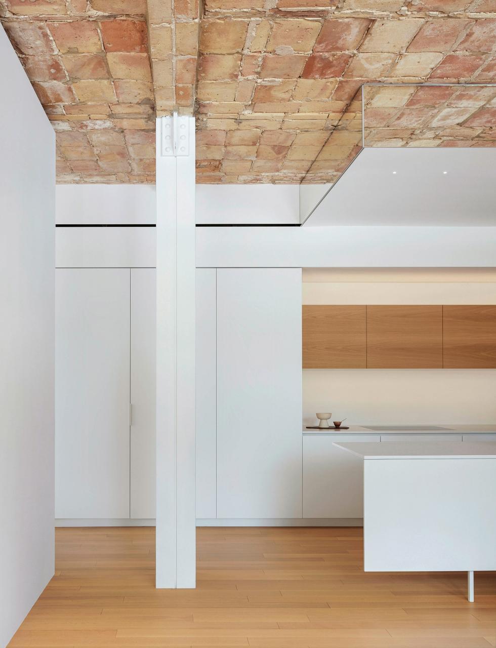 Nyers anyagok és finom beavatkozások egyensúlya egy loft-lakás felújításában