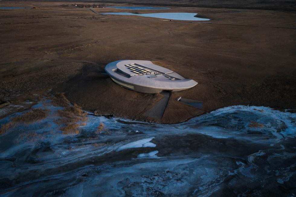 UFÓ alakú, futurisztikus galéria olvad bele a végtelen pusztába, Mongóliában