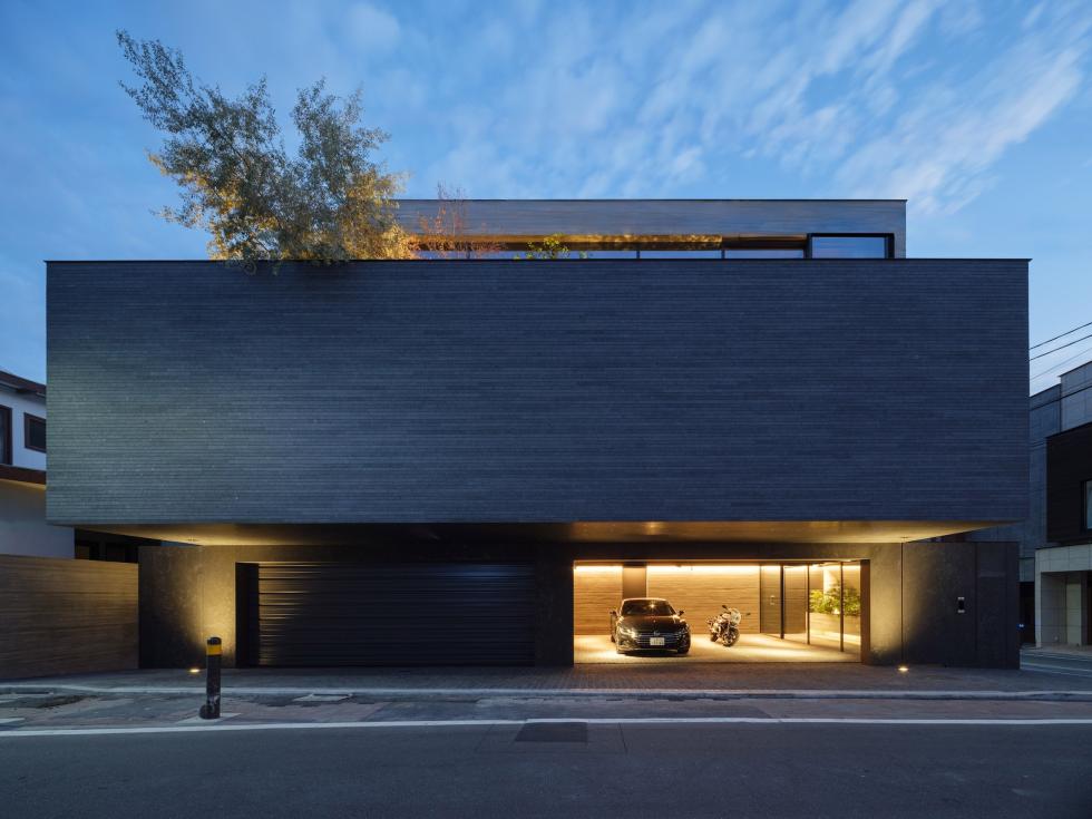 Zárt betonhomlokzat mögé húzódik az Apollo Architects tokiói családi háza
