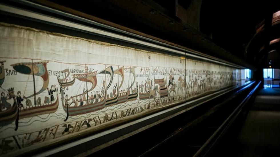 Megérkezett a bayeux-i kárpit Londonba