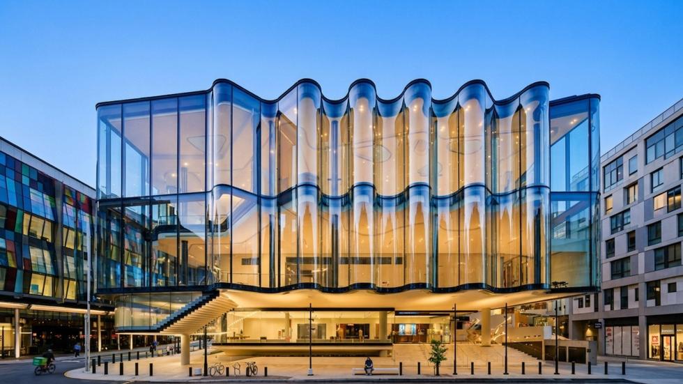 A NorthGlass hajlított üvegtechnológiája kelti életre a Glasshouse Theatre hullámzó homlokzatát