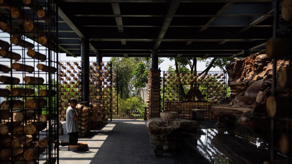 Cédrusfa és fekete acél találkozása a Nanhai Buddha-pavilonban