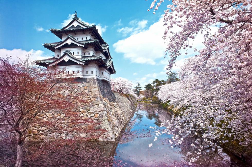 Egy ősi japán technikával helyezik vissza eredeti pozíciójába a Hirosaki-kastély tornyát