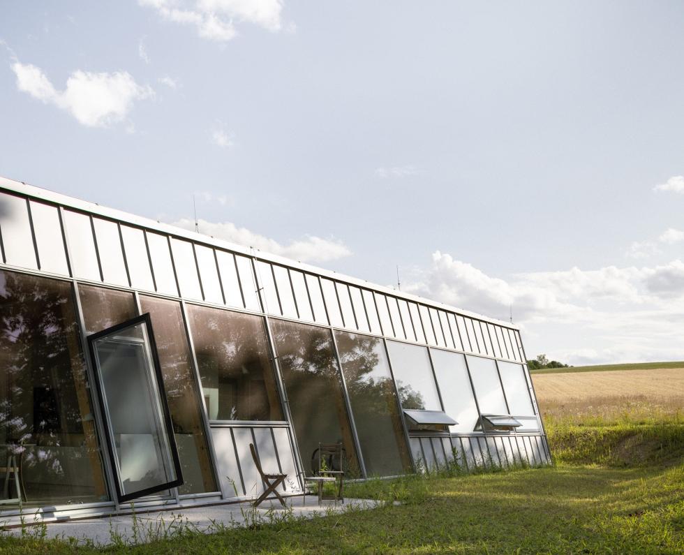 Döntött üveghomlokzattal vonzza a tekintetet a Papundekl Architects cseh családi háza