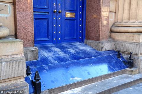Olajos lejtőt építettek ki a bank ajtajához két ott alvó hajléktalan miatt