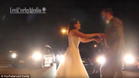 Forgalmi dugó közepén adta elő esküvői táncát egy újdonsült pár