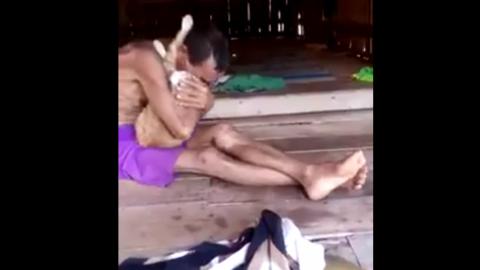 Halott cicáját sirató indonéz férfin hatódik meg az internet – videó