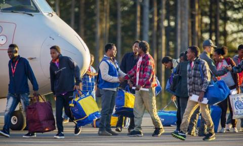 Svédország elkezdte kitoloncolni a kiutasított 80 ezer migránst