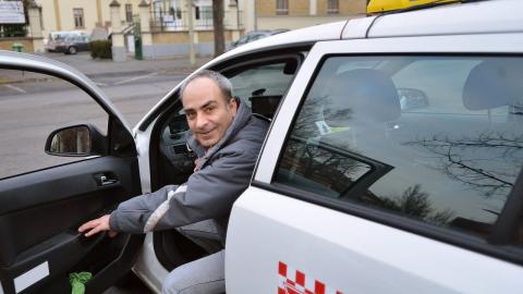 Szegedi taxis szenteste ingyen viszi haza a kisgyerekeket a kórházból