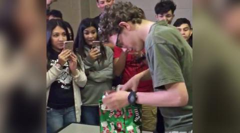 Megható ajándékkal lepték meg osztálytársukat a texasi diákok - videó