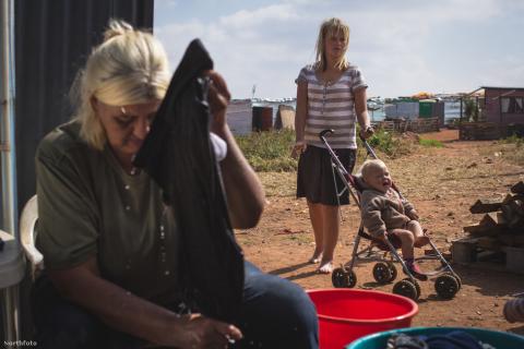 Dél afrikai gettókban fehér gyerekek szaladgálnak
