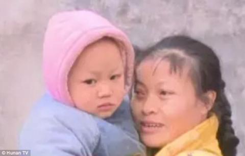 Kutyaketrecbe zárta hároméves kisfiát a kínai „mintaanya”