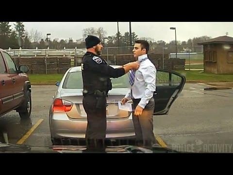 Gyorshajtó BMW-sofőrt kapott el a rendőr, aztán történt egy különös dolog! – videó