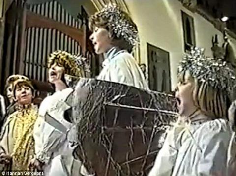 4 éves kislány lopta el a betlehemes műsort – sírva nevetős videó