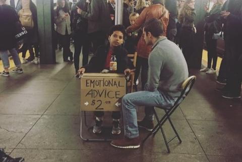 2 dollárért ad tanácsot a 11 éves fiú a metrómegállóban
