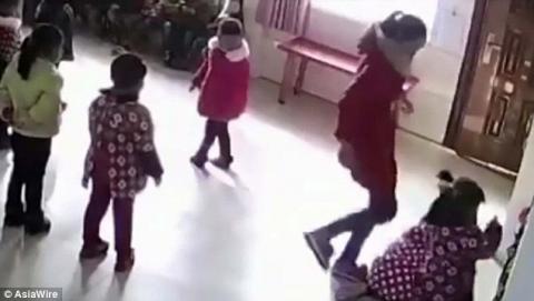 Kegyetlen dolgot művelt a tanárnő a kislányokkal a táncórán – videó 18+
