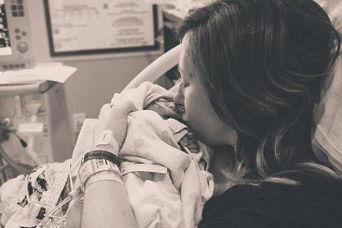 Szervdonornak hordta ki életképtelen babáját az anyuka - megrázó fotók
