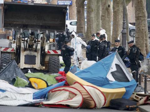 Francia rendőrök ellopják a migránsok takaróit, állítja egy segélyszervezet